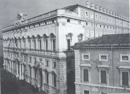 Palazzo della Consulta: visibile l'arretramento del piano attico rispetto alla facciata principale